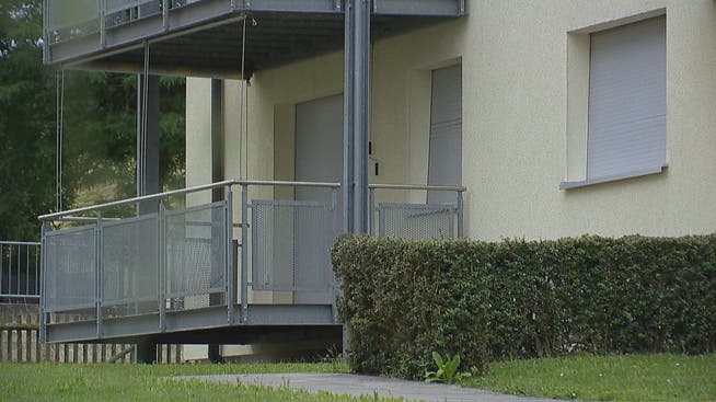On Sunday, the cantonal emergency center received a message that three lifeless people had been found in an apartment.